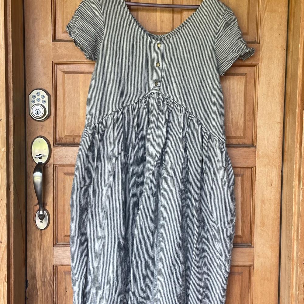 notPERFECTLINEN volume sleeved dress in natural stripe with bronze buttons